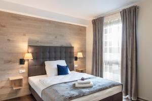 帕德博恩Dominik Hotel & Eventsaal的一间卧室设有一张大床和一个窗户。