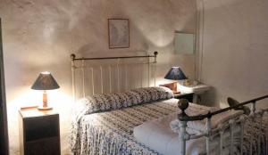 邓莫尔东Wreckers Cottage的一间卧室配有一张床和两张台灯。