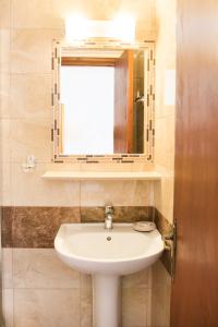 卡尔帕索斯Hotel Krinos的一间带水槽和镜子的浴室