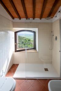 蒙塔尔奇诺奥利维拉韦基亚酒店的带淋浴的浴室和窗户。