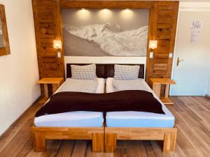 塞德龙Mountain Lodge Sedrun的墙上画画的房间里设有两张床
