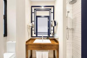 巴塞罗那市场酒店的一间带水槽和镜子的浴室