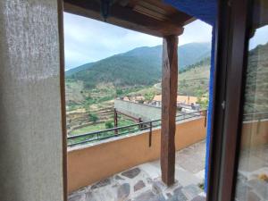 卡萨雷斯德拉斯乌尔德斯Alojamientos Rurales Hurdes Altas - La Antigua Guarderia的从山景窗户欣赏风景
