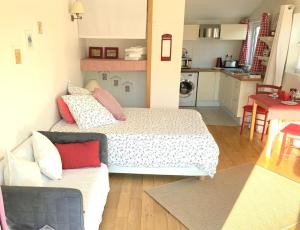 Beauzelle克塔基布拉格纳科公寓的小房间设有床和沙发