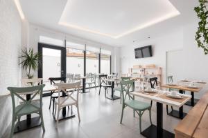 菲尼斯特雷Hotel Costa da Morte的用餐室设有桌椅和窗户。