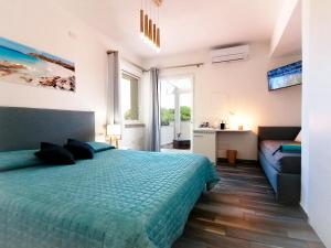 圣特雷莎加卢拉B&B La Torre Elite的一间卧室配有绿色的床和沙发
