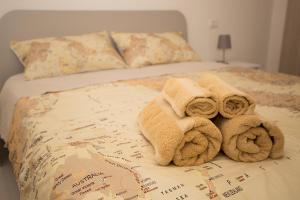 洛特佐拉伊La Piazzetta的一张带毛巾的床铺,位于地图上