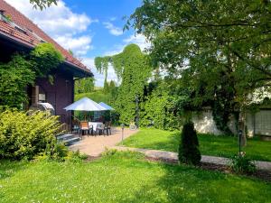 班斯卡-比斯特里察艺术公园酒店的庭院里设有带桌子和遮阳伞的庭院。