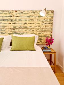 塔维拉Casa Lara by HnM的卧室配有白色的砖墙床