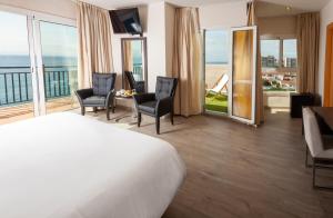 布拉内斯Hotel Horitzó by Pierre & Vacances的酒店客房设有一张床,享有海景。