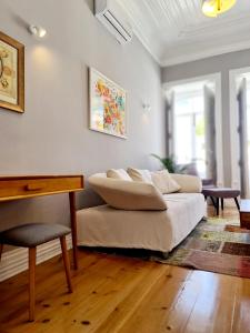 塔维拉Casa Lara by HnM的白色的客厅配有沙发和桌子