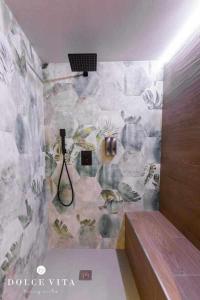 比亚雷亚尔Apartamento Napoli living suites en Vila real的浴室设有带淋浴的石墙