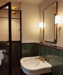 罗马The Hoxton, Rome的一间带水槽和镜子的浴室