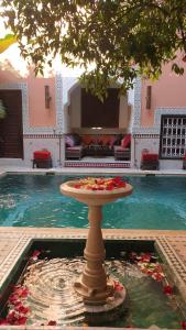 马拉喀什里亚德巴洛克旅馆的池前餐桌上的一盘食物