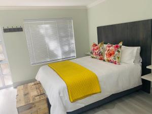布隆方丹Impa-Lala Country Estate的一间卧室配有一张黄色毯子床