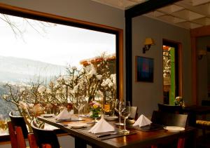 科伊艾科El Reloj Hotel的餐厅的一张桌子,有大窗户