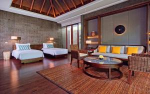 沙努尔InterContinental Bali Sanur Resort, an IHG Hotel的客厅配有沙发和桌子