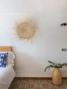 柳奇马约尔Eco Finca Sa Font Blava的卧室拥有藤条装饰的白色墙壁