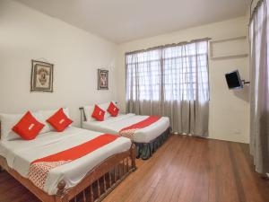 安蒂波洛OYO 588 Sunrock Resort的带窗户的客房内的两张床
