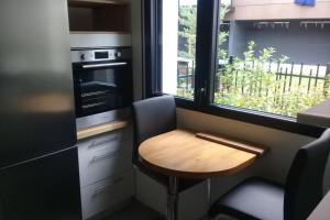 亚眠Hortillonne的一个带木桌和窗户的小厨房