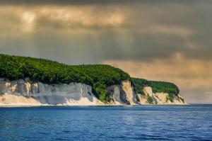 RappinBoddenhus auf Rügen - Ferienwohnungen und Pension的海岛,天空有彩虹