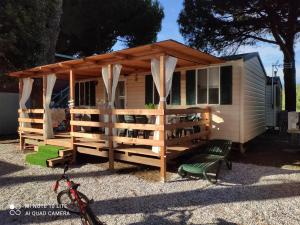 阿梅利亚Casetta nel verde的一座带遮阳篷和栅栏的小房子