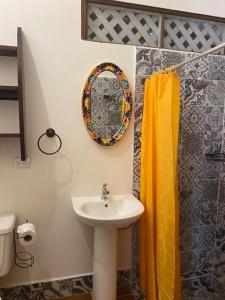 萨玛拉Macao Beach的浴室设有水槽和墙上的镜子
