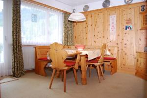 施库尔Feriendomizil zum Schalten und Walten的一间带木桌和椅子的用餐室