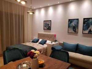 贝尔格莱德Azura Residence - new luxury apartment的客房设有床、沙发和桌子。