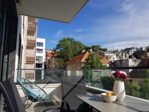 贝尔格莱德Azura Residence - new luxury apartment的市景阳台配有桌子