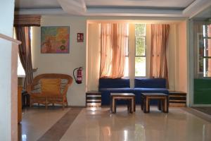 拉利内阿-德拉康塞普西翁米拉玛酒店的客厅配有蓝色的沙发和2张桌子