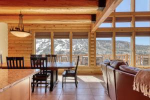 布赖恩峰Ski-View Lodge的用餐室以及带桌椅的起居室。
