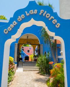 普拉亚卡门卡萨代拉斯弗洛雷斯酒店的蓝色的入口,蓝色的房子