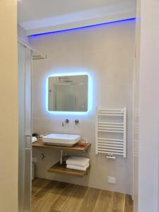 斯培西亚SONI APARTMENT的一间带水槽和镜子的浴室