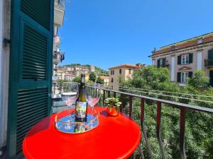 斯培西亚SONI APARTMENT的阳台上的红桌及酒杯
