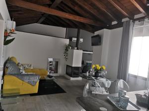 格拉纳达FG Albayzin apartamento deluxe con terraza vistas y parking gratis的客厅配有黄色椅子和沙发