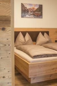 MaretaJaufnerhof的木架客房内的一张床位
