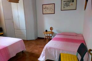 卡斯德尔诺沃贝拉登卡L' Agave - Appartamento nel cuore del Chianti的一间卧室配有两张床和一张桌子