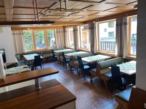 索尔登Chalet Prantl的用餐室设有桌椅和窗户。
