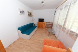 比拉Řadovka Bílá的客厅配有蓝色的沙发和电视
