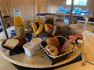 IzieuAux Kotas Finland'Ain的一张桌子,上面放着一大堆不同类型的面包