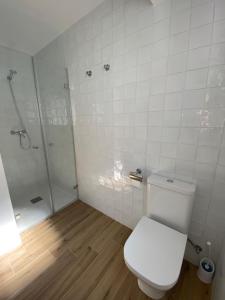 安波拉Casa Vileros的白色的浴室设有卫生间和淋浴。