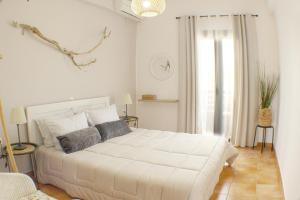 阿里拉斯Ayerina First floor Apartment的白色的卧室设有一张大床和一个窗户