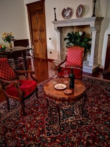 坎波巴索B&B Palazzo de I Mysteri的客厅配有桌椅和壁炉