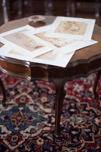 坎波巴索B&B Palazzo de I Mysteri的地毯上一张带纸张的木桌