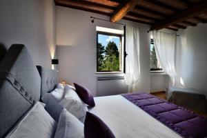 VillastradaPorsenna Resort的一间卧室设有一张大床和一个窗户。