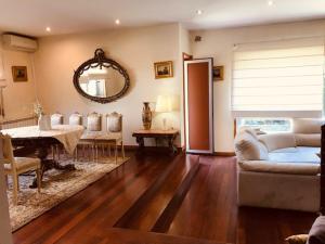 布拉加Bracara luxury guesthouse的客厅配有沙发和桌子