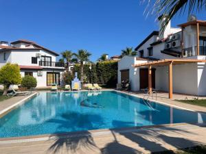 贝莱克Fun&Sun Luxury River Villa With Amazing Landscape的房屋前的游泳池