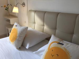 斯派赛斯Alexandris Hotel的卧室配有白色的床和2个枕头