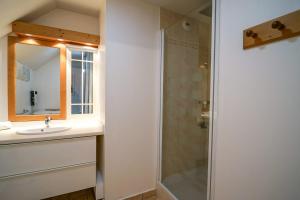 日耶Les Aravis - Apartment for 6 people 5min from the lake的一间带水槽和淋浴的浴室